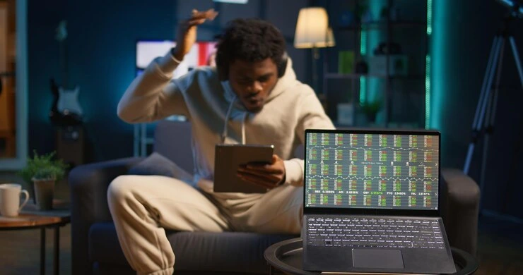 Evde tabletle bahis yapan kullanıcı ve Ingiltere Premier Lig spor bahis